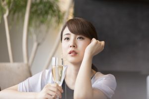 悩んでいる女性