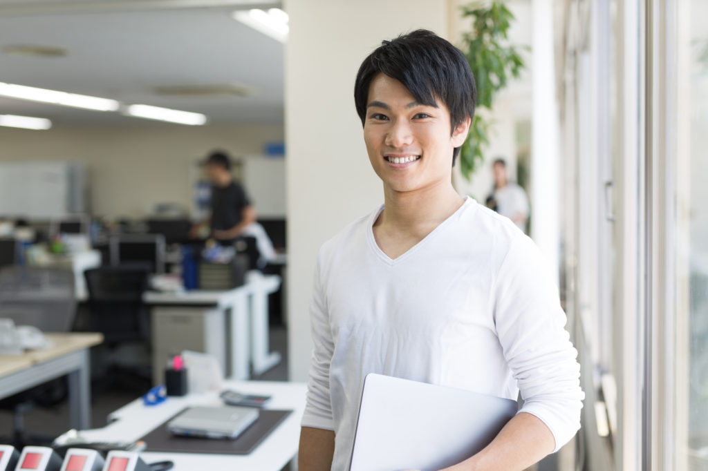 男性が笑顔の写真