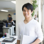 男性が笑顔の写真