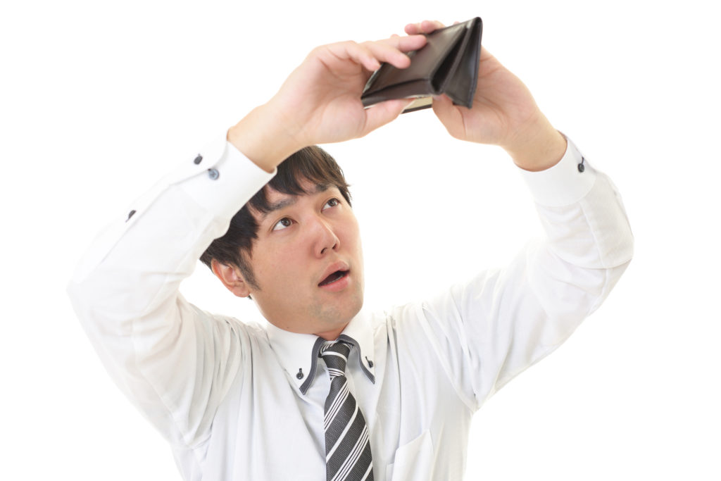 財布をチェックする男性