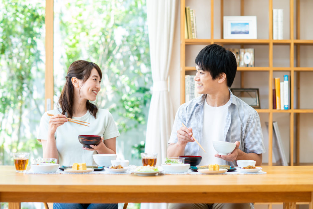 夫婦で並んでいる食卓