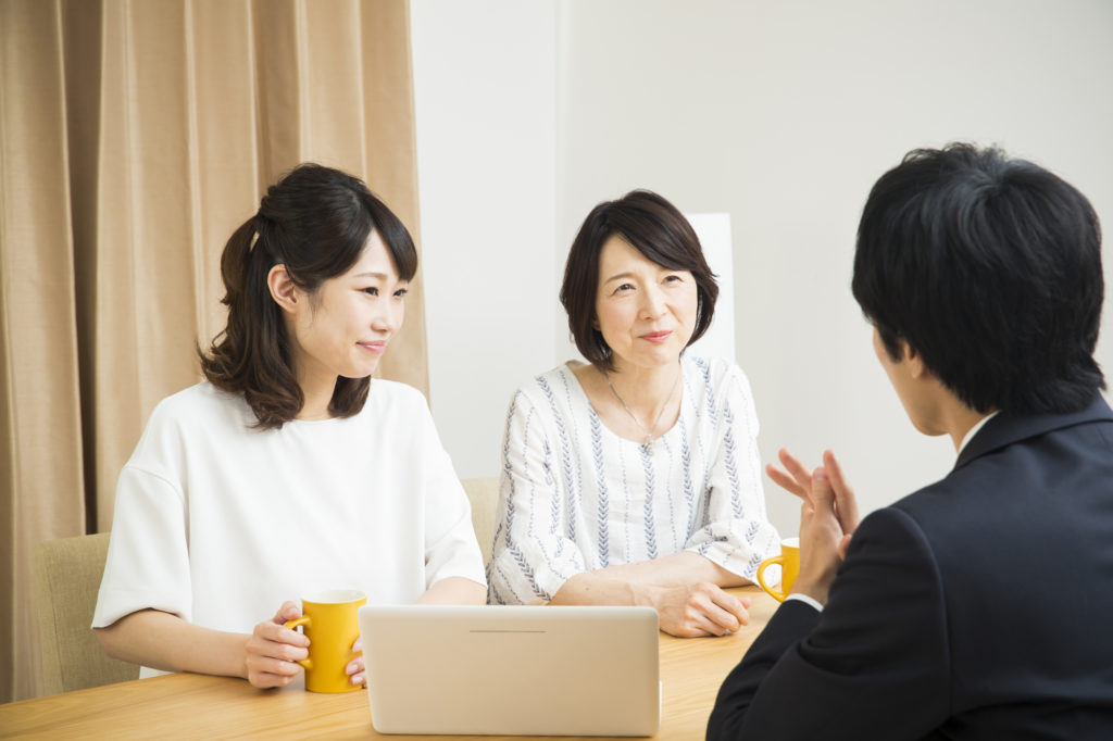 結婚相談所に親子来店の様子