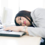 恋愛で思い悩む女性