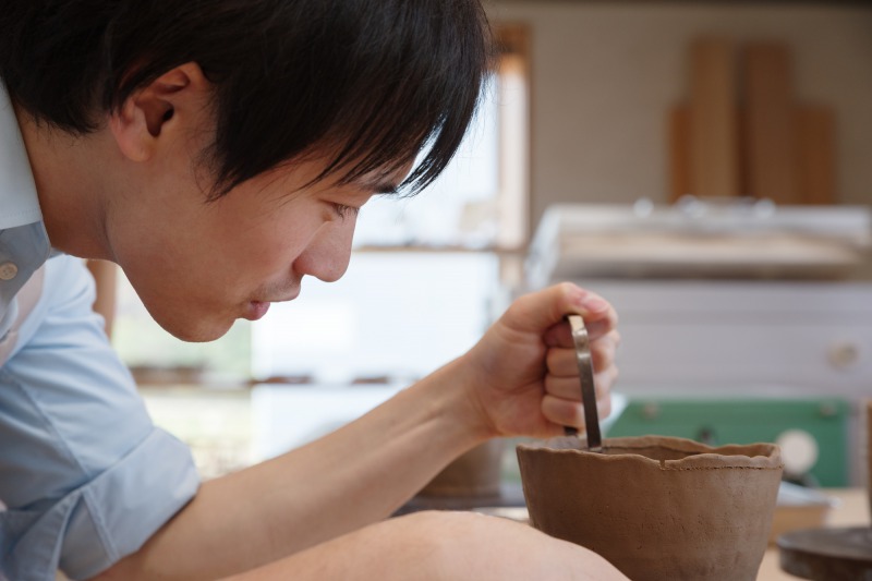 陶芸にチャレンジする男性