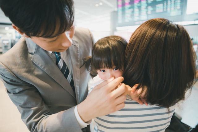 転勤族の男性が家族と再会する場面