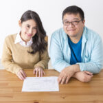 40代男性　20代女性のカップルイメージ