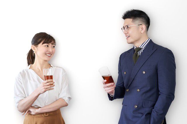 男性とワインをもって語り合う30代女性