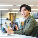 微笑むエンジニア男性