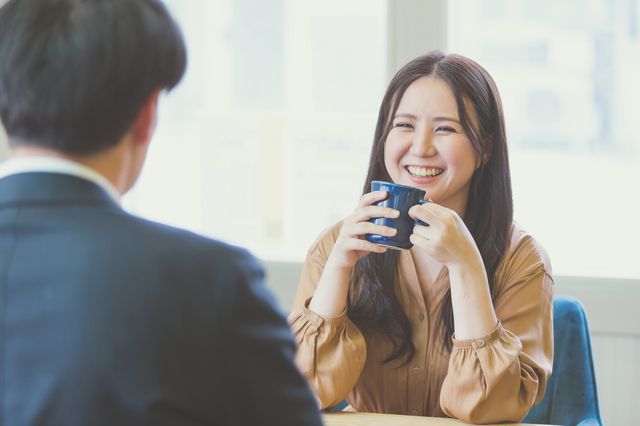 男性医師とお見合い中の女性