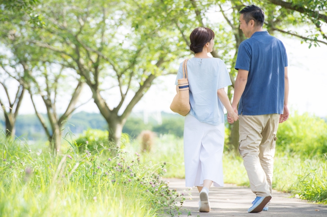 仲良く歩く男女の後ろ姿