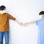 遠距離恋愛をする男女のイメージ画像