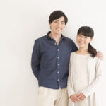 男女が寄り添っている画像