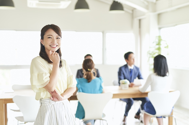 結婚相談所でほほ笑む女性