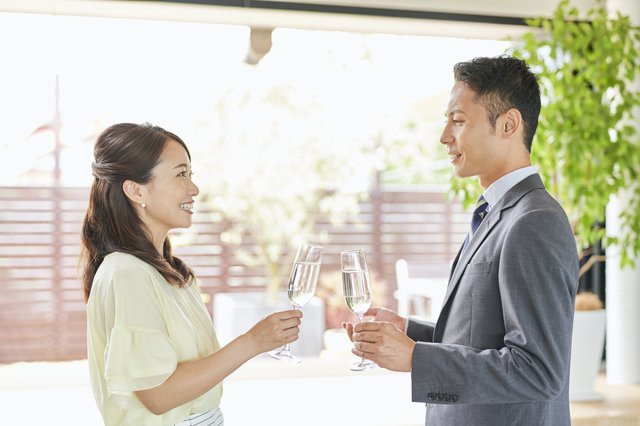 お見合いする男女