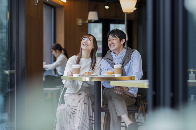 幸せそうな40代男女カップル