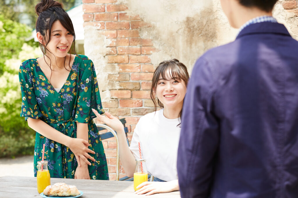 女友達から男性を紹介される女性