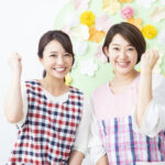 ガッツポーズをする2人の女性保育士