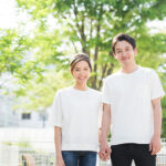 手をつなぐカップル