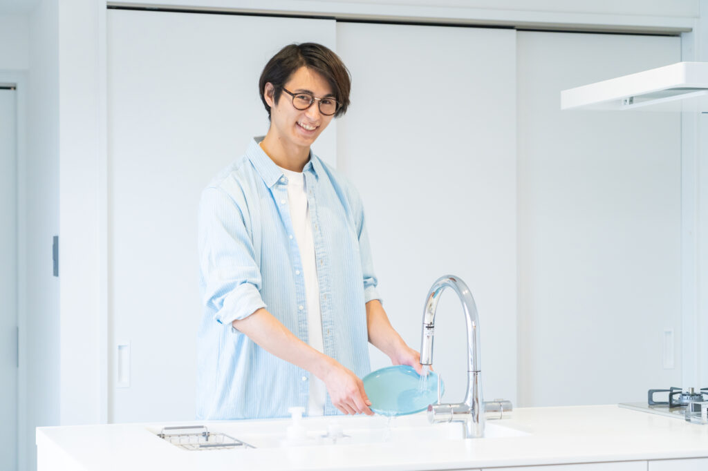 【男性向け】実家暮らしは婚活で不利?女性からの印象や気を付けたい事をプロが解説