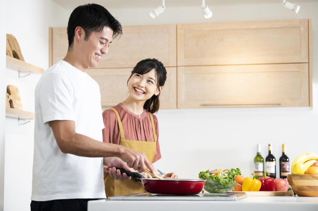 【婚活】結婚後の家事分担を男性と話し合うタイミングはいつがベスト？気を付けたいポイントも解説